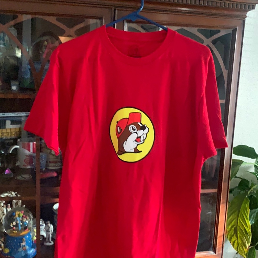 Buc-ees tee shirt red size large